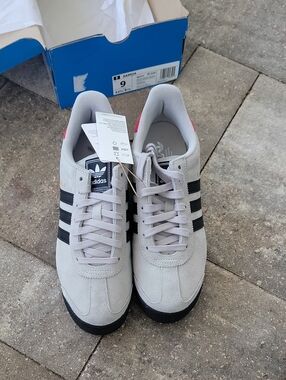adidas Samoa Men’s Light Gray Sneakers with Black Stripes and Red Heel Sz 9